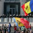 Manifestanţii s-au reunit într-o atmosferă de calm în faţa sediului Guvernului, sub privirile a numeroşi poliţişti Foto: Mediafax