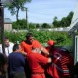 Ajutaţi de localnici, pompierii au reuşit să o scoată afară pe femeia căzută în fântână