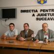 Subprefectul Eugen Girigan (al doilea din dreapta) i-a instalat în funcţii pe Marius Siretean (primul din stânga), Valerică Gherasim (al doilea din stânga) şi Cătălin Coman (primul din dreapta)