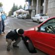 Maşina s-a blocat într-o groapă formată în asfalt în faţa sediului Finanţelor