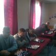 Mai tineri şi mai vârstnici au participat ieri la un simultan de şah susţinut de Mircea Raţă