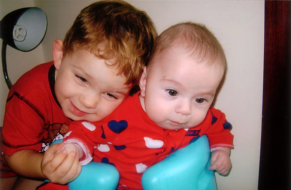 Teodor (4 ani) şi Matei (1 an) SLUSARCIUC.