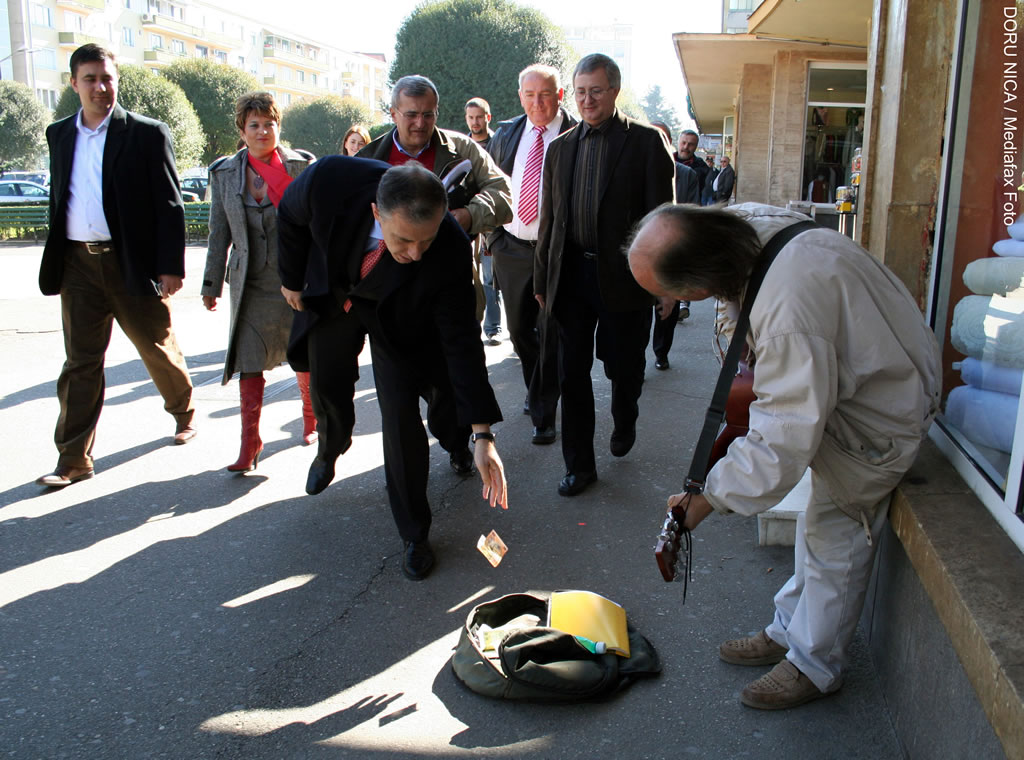 Liderul PSD, Mircea Geoană, dă o bancnotă unui cerşetor, la Deva. Miercuri, 17 octombrie 2007.