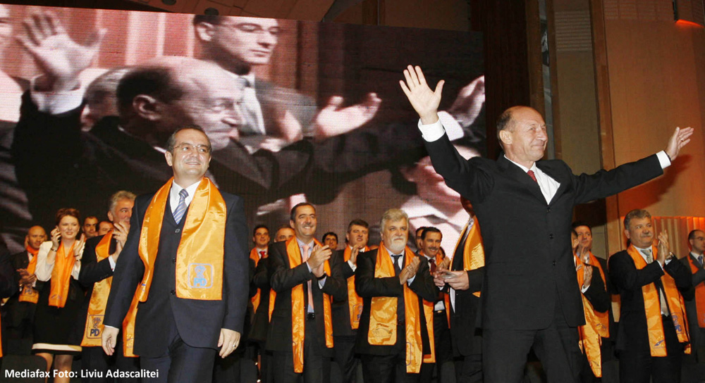 Preşedintele României, Traian Băsescu (D), şi preşedintele Partidului Democrat, Emil Boc (S), salută susţinătorii, luni, 22 octombrie 2007, la Sala Palatului din Bucureşti.