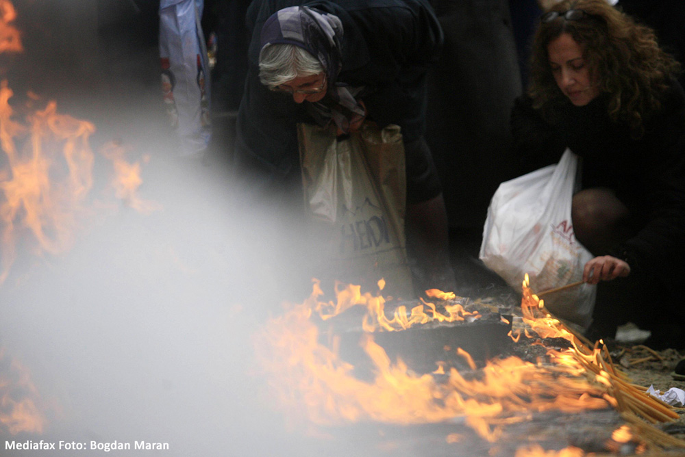Credincioşii aprind lumânări cu ocazia sărbătorii de Sf. Dimitrie la Catedrala Patriarhala din Bucureşti, vineri, 26 octombrie 2007.