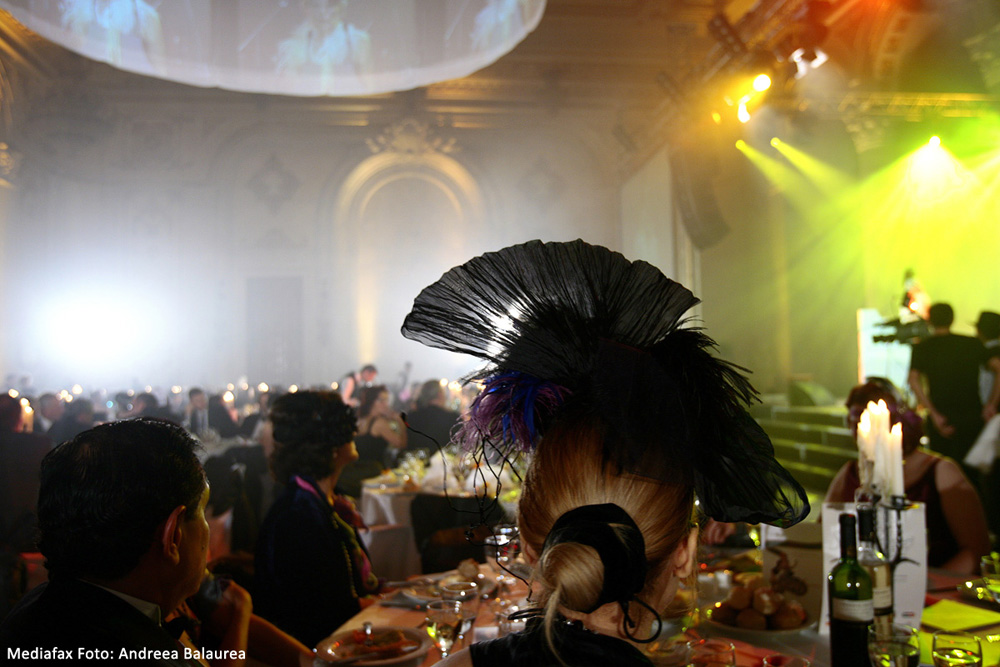 Balul caritabil de Halloween organizat de asociaţia Ovidiu Rom în beneficiul copiilor lipsiţi de posibilităţi, la Palatul Parlamentului, în Bucureşti, sâmbătă, 27 octombrie 2007.