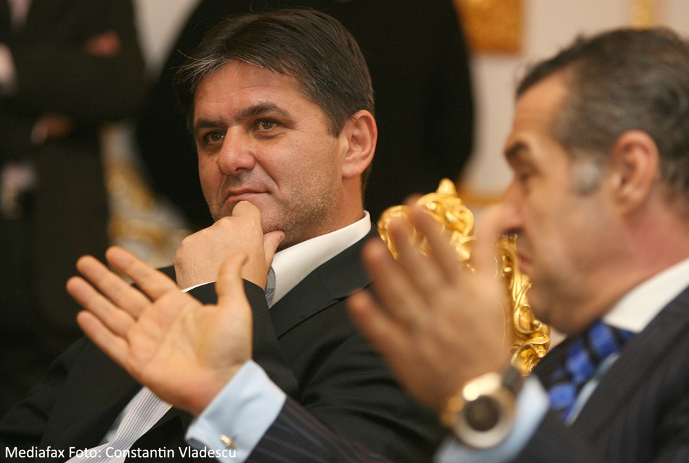 George Becali discută cu Marius Lăcătuş, după ce acesta din urmă a acceptat funcţia de antrenor principal la Steaua. Luni, 29 octombrie, 2007