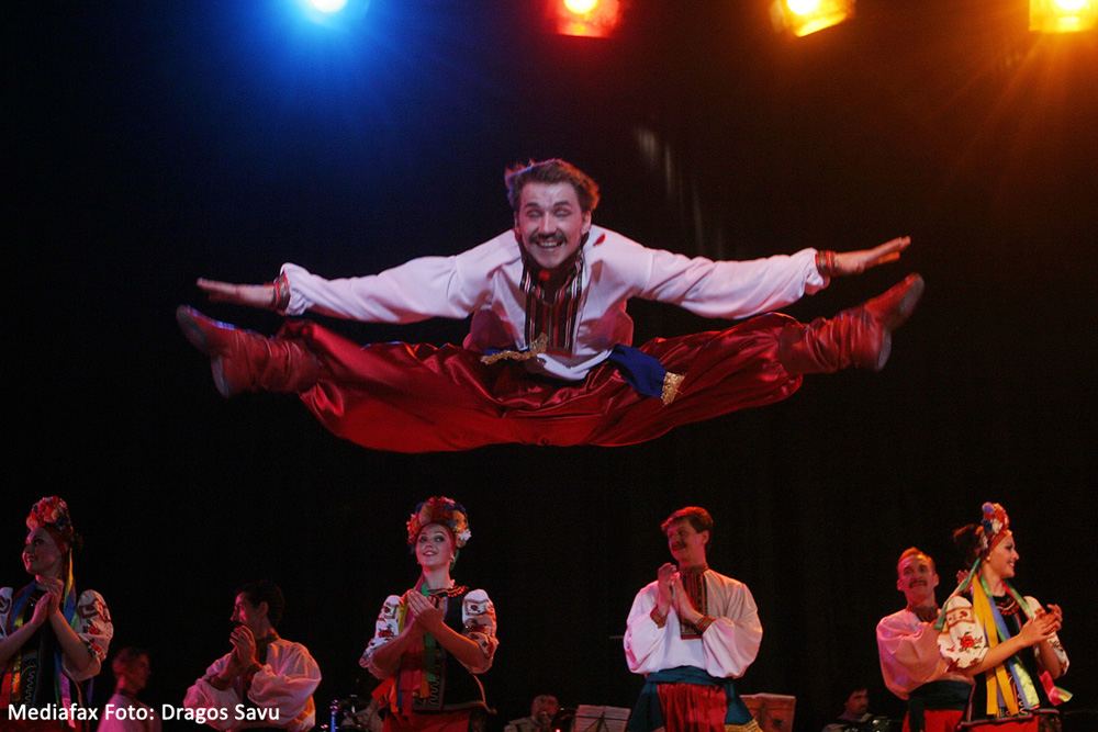 Ansamblul artistic Russian Cossacks, unul dintre cele mai cunoscute grupuri de dansatori din Rusia, supranumit „Cazacii zburători”, în spectacol la Bucureşti, miercuri, 31 octombrie 2007. “Cazacii” vin la Suceava pe 10 noiembrie.