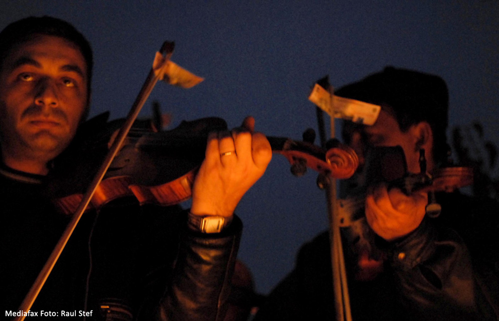 Un taraf cântă în cinstea romilor decedaţi, de ziua morţilor, în Palatca, joi, 1 noiembrie 2007. Romii din satul Palatca (jud. Cluj) se adună în fiecare an, pe 1 noiembrie, să-şi jelească morţii în cimitirul ţigănesc al satului. 