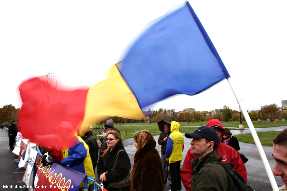 Membri ai US MediaSind protestează în faţa Parlamentului României, în semn de solidaritate cu acţiunile desfăşurate în 30 de tari, de Federaţia Europeană a Jurnaliştilor, sub sloganul 