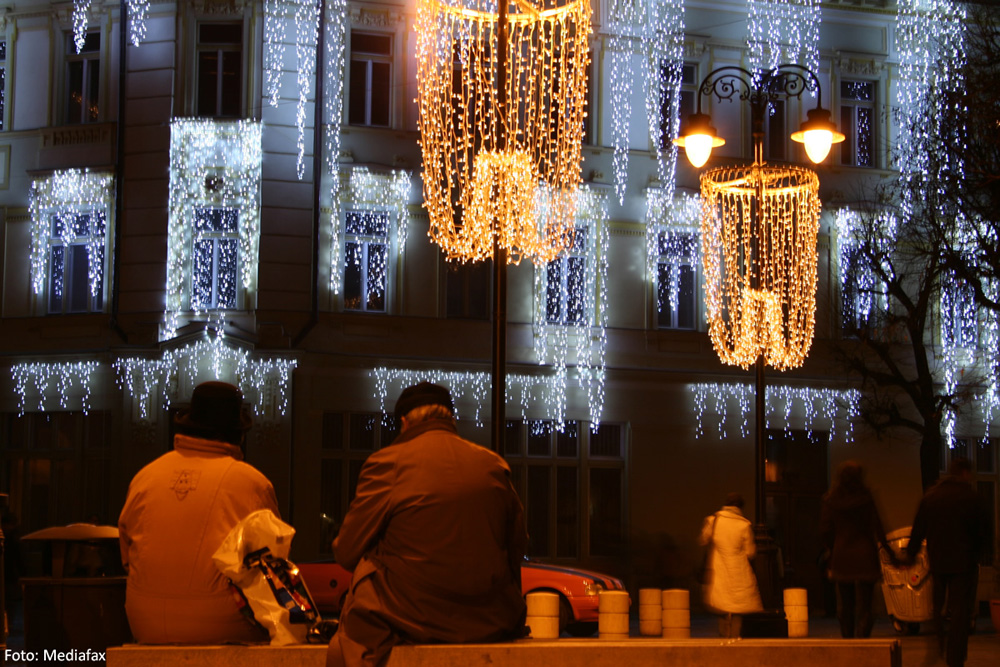 Doi pensionari admiră ornamentele de sărbători în centrul Sibiului. Decembrie 2007