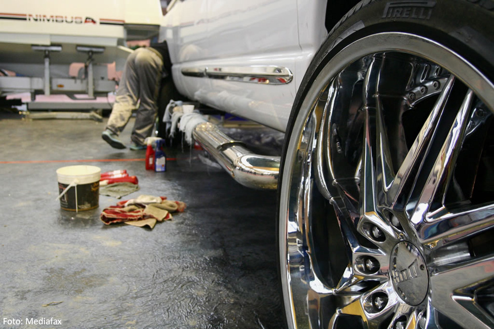 Un muncitor pregăteşte un autoturism pentru Luxury Show 2007. Bucureşti, marţi, 5 decembrie 2007