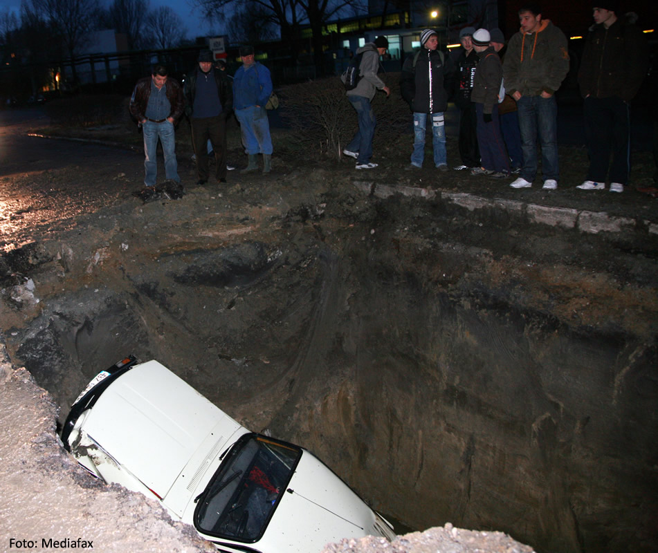 Un autoturism căzut într-o groapă adâncă de 6 metri. Buzău, miercuri, 5 decembrie 2007.