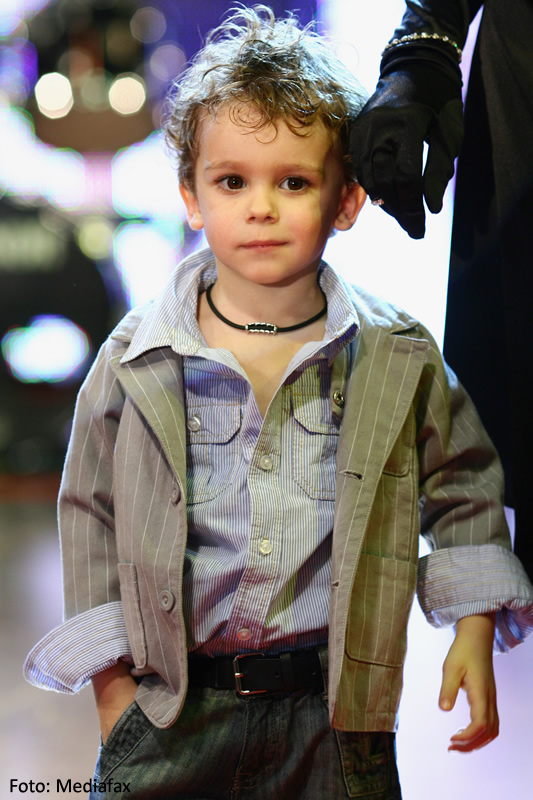Un băieţel participă la prezentarea colecţiilor de bijuterii din ultima seara a Luxury Show. Decembrie 2007. Diana IURKIEWICZ / MEDIAFAX FOTO