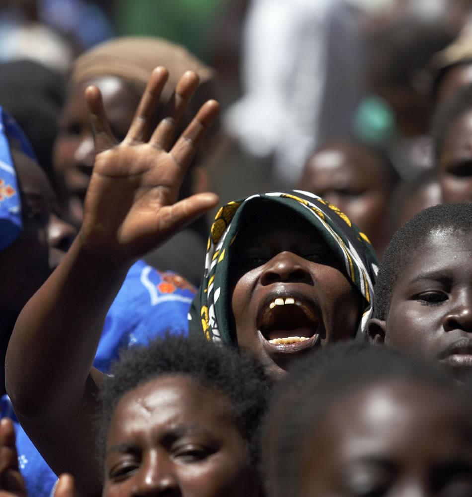 Săraci aşteptând să primească ajutoare din partea Crucii Roşii. Kenya, ianuarie 2008. Foto AFP