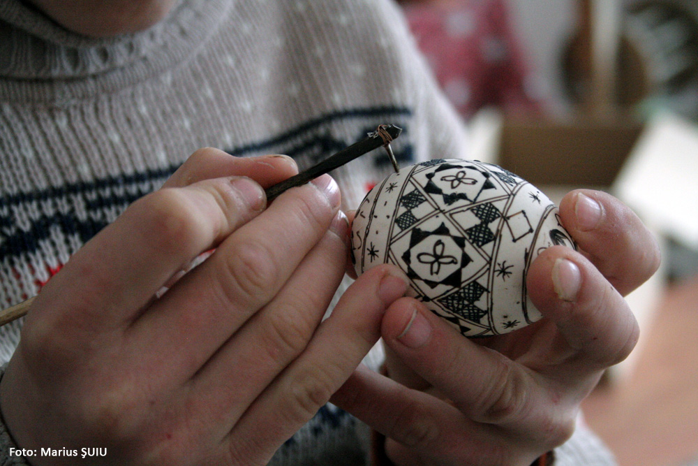 Un copil cu dizabilităţi de la Centrul Şcolar din Câmpulung desluşeşte tainele închistririi ouălor. Ianuarie 2008.