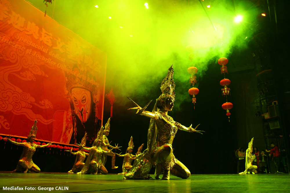 Artişti din China susţin un spectacolul de dans şi teatru tradiţional, dedicat Anului Nou Chinezesc. Bucureşti, ianuarie 2008.