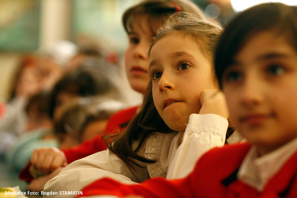 Un grup de elevi participă la ceremonia de acordare a "Premiilor la PET", program educativ privind importanţa reciclării selective a hârtiei şi PET-urilor.  Bucureşti. Ianuarie 2008. 