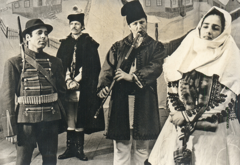 Aurel Tudose, Silvestru Lungoci şi Sofia Vicoveanca în piesa „Haiducii”. Anii ’70. Fotografie din arhiva personală a lui Aurel Tudose.