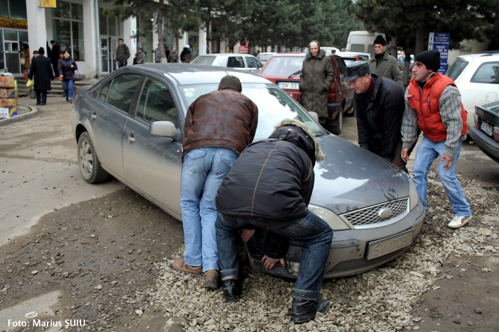 Parcare eşuată după ce una din roţile maşinii s-a afundat într-o groapă umplută cu pietriş. Suceava, ianuarie 2008.