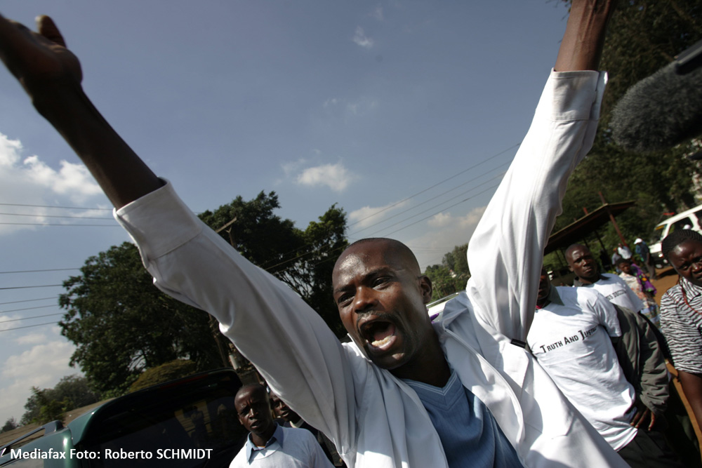 Strigăt de durere la ridicarea a 13 sicrie cu trupurile victimelor violenţei postelectorale  din Kenya. Nairobi, 23 ianuarie 2008.