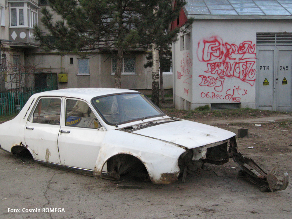 Rablă parcată în faţa blocului - strada Pacii, în cartierul Burdujeni. Ianuarie 2008.