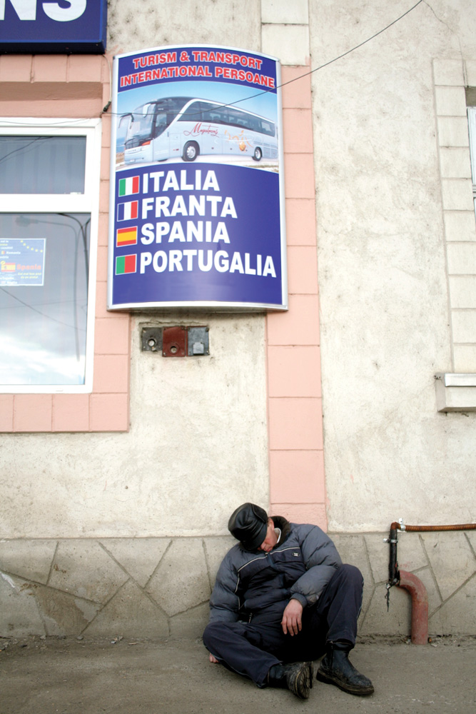 Mai lung şi-obositor e drumul la întors-acasă. Suceava, ianuarie 2008.