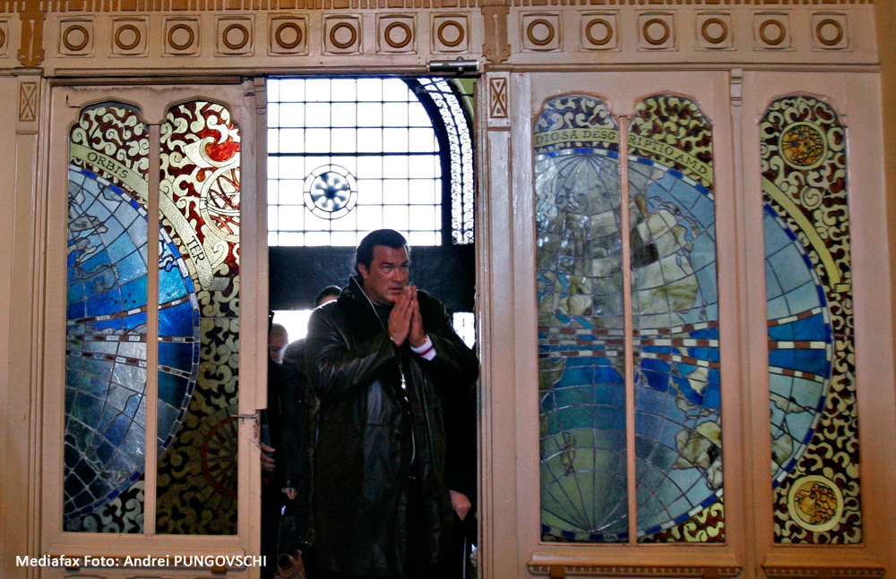Actorul Steven Seagal, face campanie antidrog în liceele bucureştene. Ianuarie 2008.
