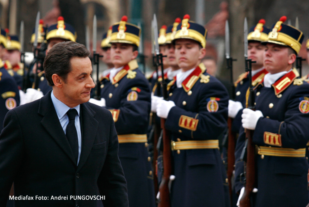 Preşedintele Franţei, în faţa Gărzii de Onoare. Bucureşti, februarie 2008.