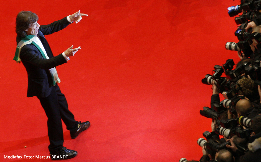 Liderul Rolling Stones, pe covorul roşu la deschiderea Berlinalei.