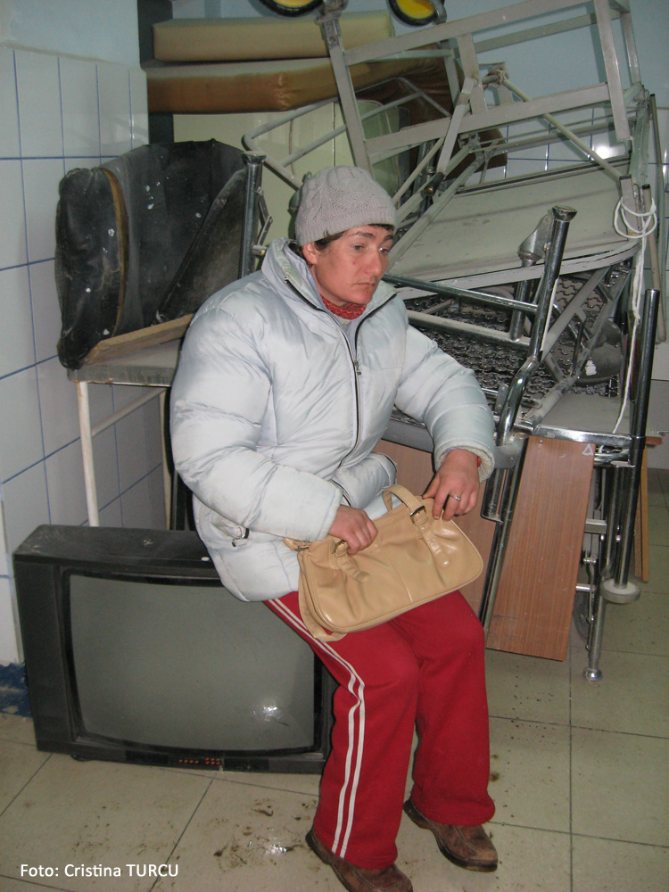 Pacientă aşteptând la Urgenţele Spitalului Judeţean. Suceava, februarie 2008.