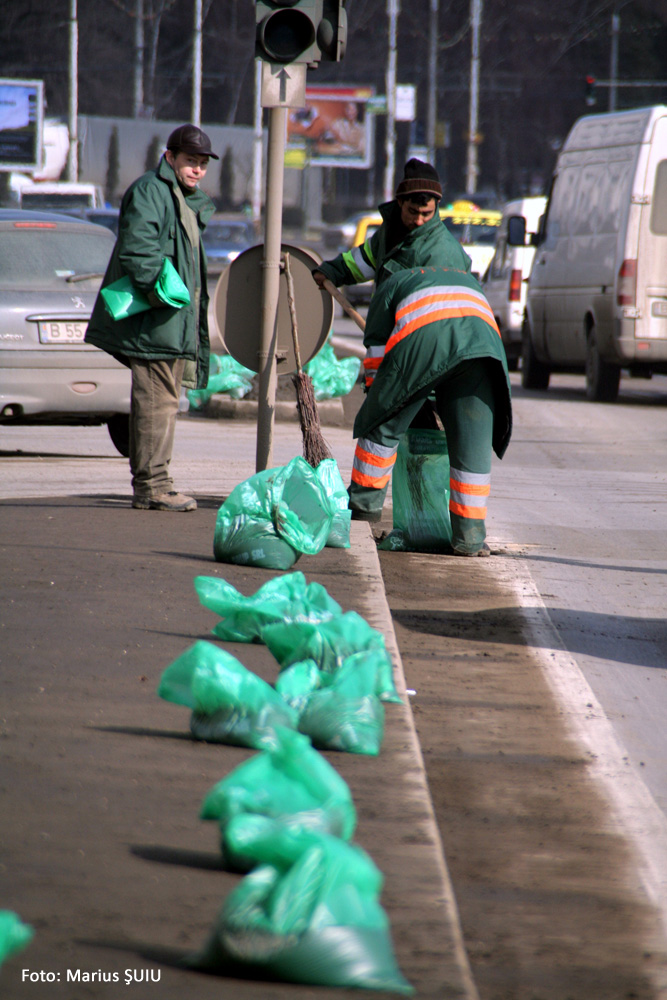 A început curăţenia... de primăvară. Suceava, februarie 2008.
