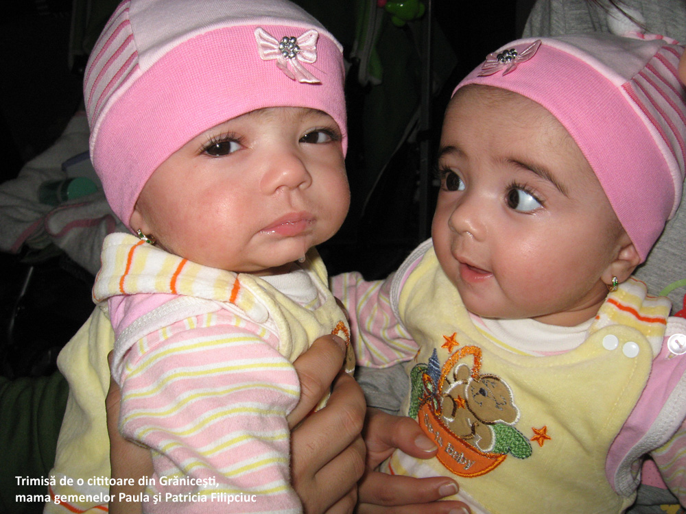 Sunt o mămică fericită. Am două fetiţe gemene, de 8 luni, Paula, în stânga, şi Patricia, în dreapta.