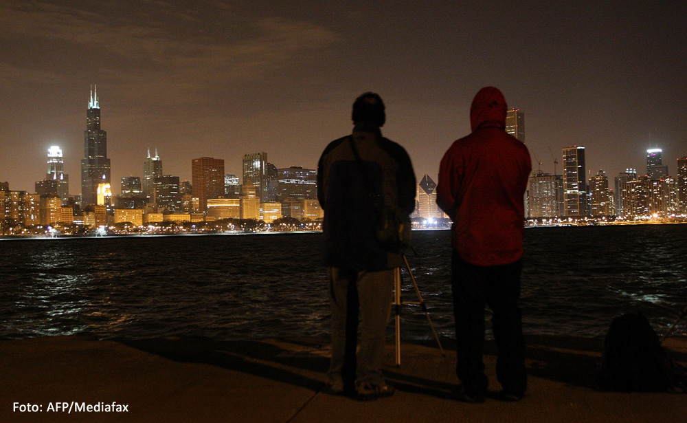 Aşteptând stingerea luminilor la Ora Pământului. 29 martie. Chicago, SUA.