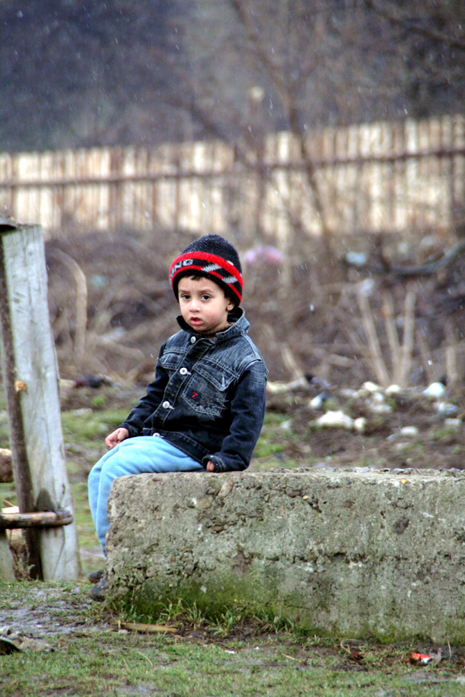 Copilărie. Gulia, Dolhasca. Martie 2008. Foto: Marius ŞUIU
