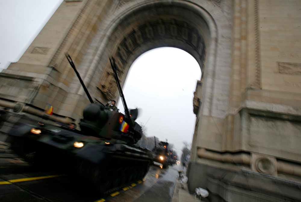 Imagine din timpul antrenamentelor pentru Parada militară de 1 Decembrie. Bucureşti. joi, 27 noiembrie 2008. MAXIMILIAN DEZIDERIU / MEDIAFAX FOTO