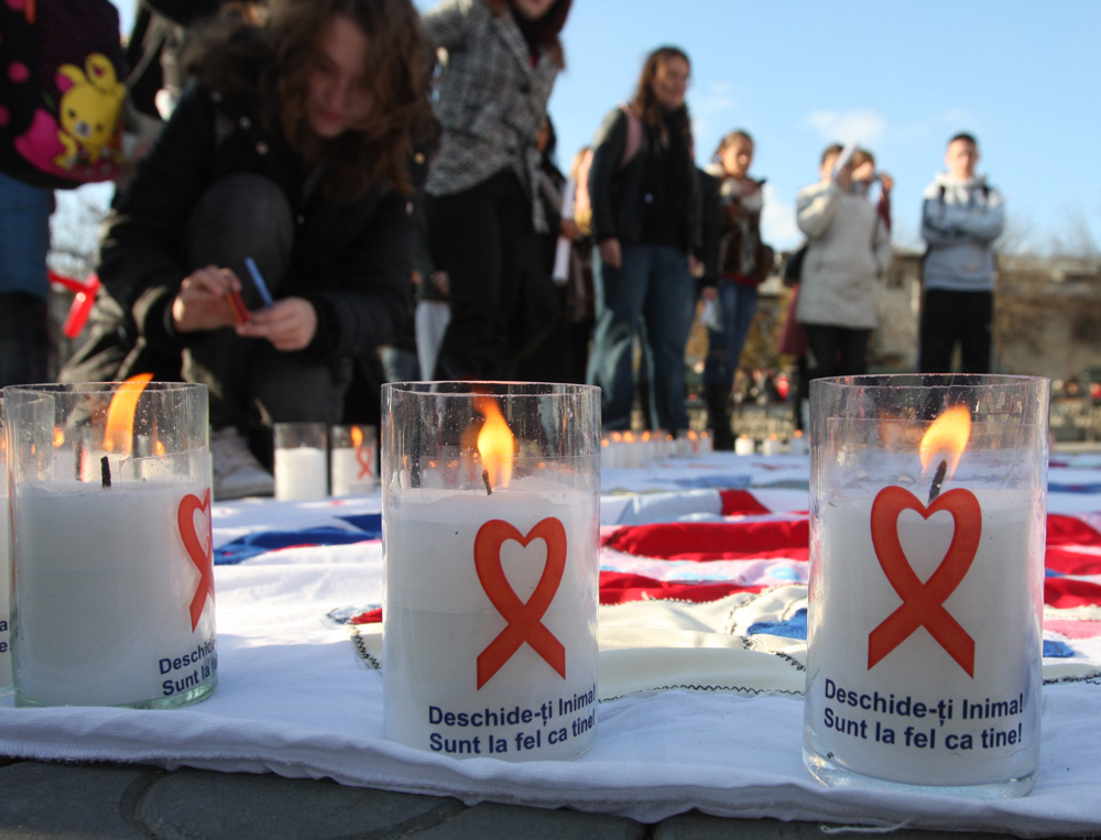O persoana aprinde lumânări, cu ocazia Zilei Mondiale de Lupta Anti SIDA, în Piaţa Naţiunii din Iaşi, vineri, 28 noiembrie 2008. Foto: LIVIU CHIRICA / MEDIAFAX FOTO