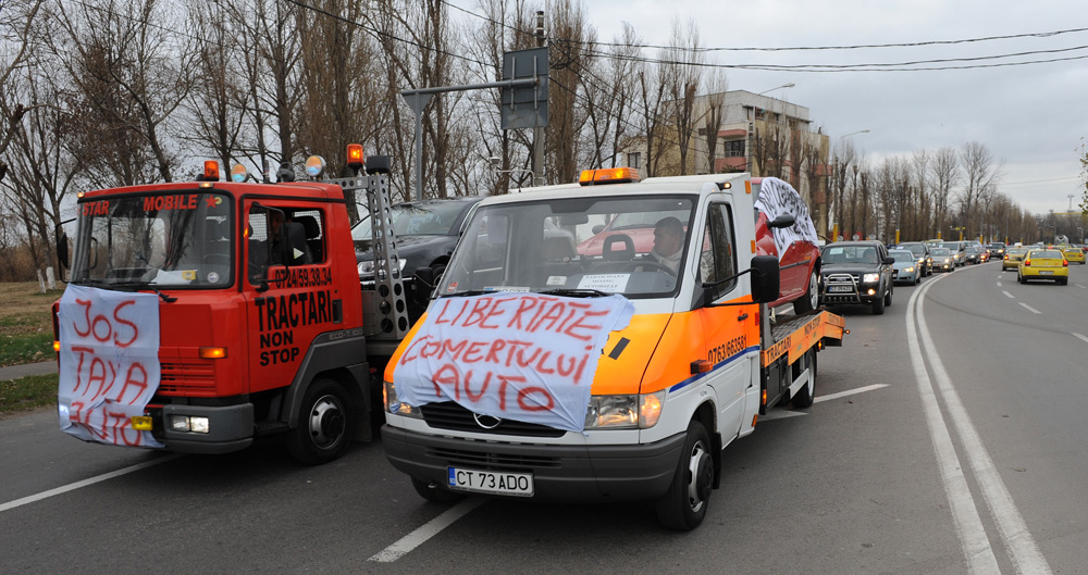 Posesori de maşini de import protestează faţă de triplarea taxei de poluare auto. Constanţa, 12 decembrie 2008. Foto: Cristi CIMPOEŞ / MEDIAFAX 