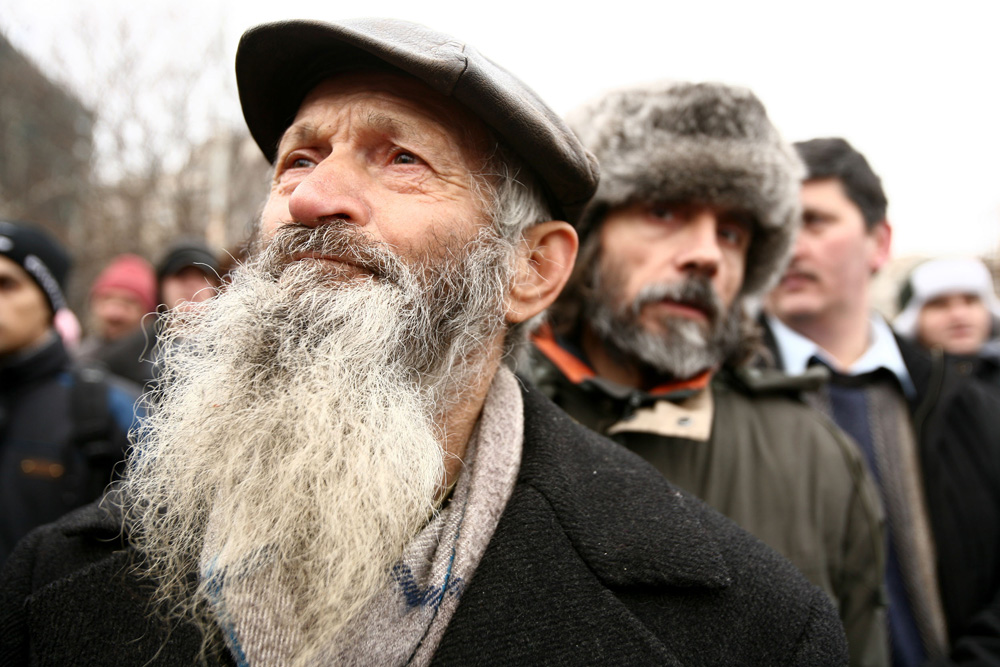 Membri si simpatizanţi ai Coaliţiei Împotriva Statului Poliţienesc protestează faţă de obligativitatea introducerii cipurilor biometrice în actele de identitate si a înregistrării şi înmagazinării comunicaţiilor electronice personale, in Piaţa Unirii din Bucureşti, duminică, 1 februarie 2009. Foto: Cristina NICHITUS / MEDIAFAX