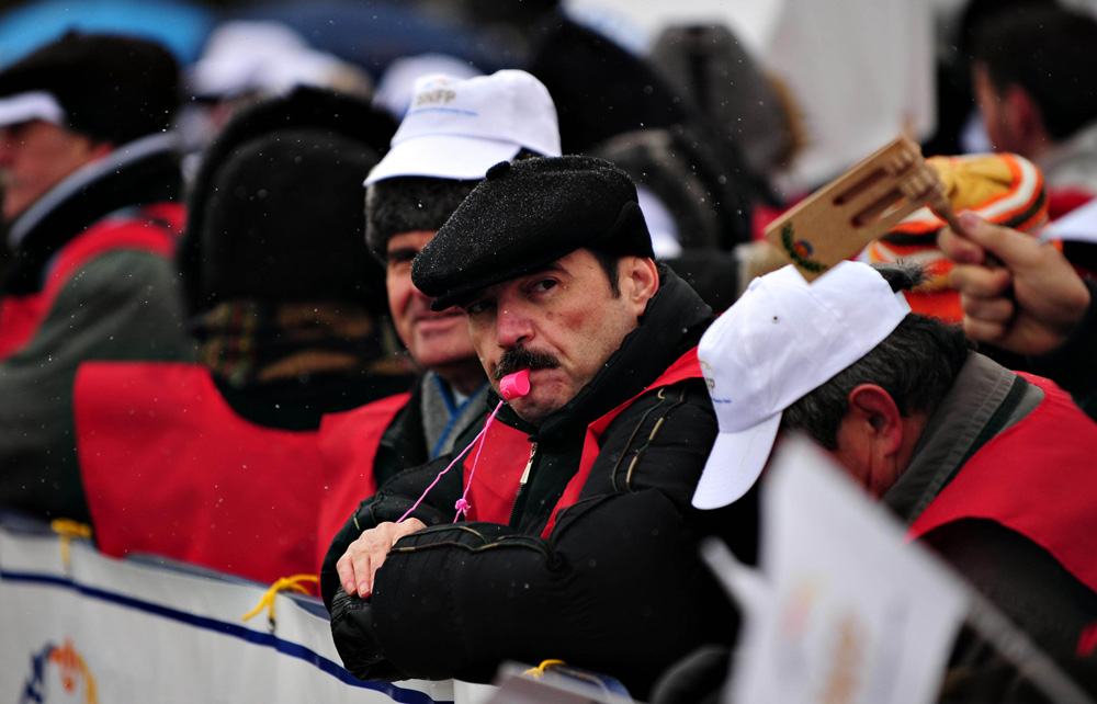 Protest al funcţionarilor publici în faţa Guvernului. 16 februarie 2009. Foto: Bogdan MARAN / MEDIAFAX FOTO