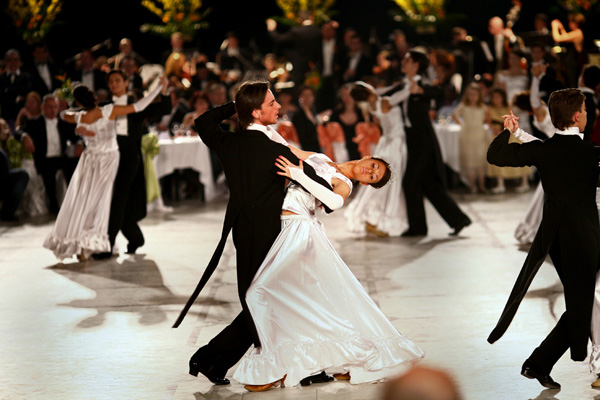 Bal de caritate de Mărţişor. A patra ediţie a Balului Vienez, la Palatul Parlamentului din Bucureşti. Foto: Diana IURKIEWICZ / MEDIAFAX FOTO