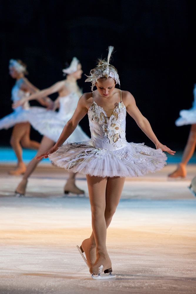 Artişti din Rusia patinează în cadrul spectacolului 