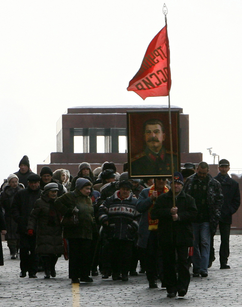 Ruşii îl mai sărbătoresc pe Stalin. Piaţa Roşie din Moscova, 5 martie 2009. Foto: ALEXEY SAZONOV / AFP