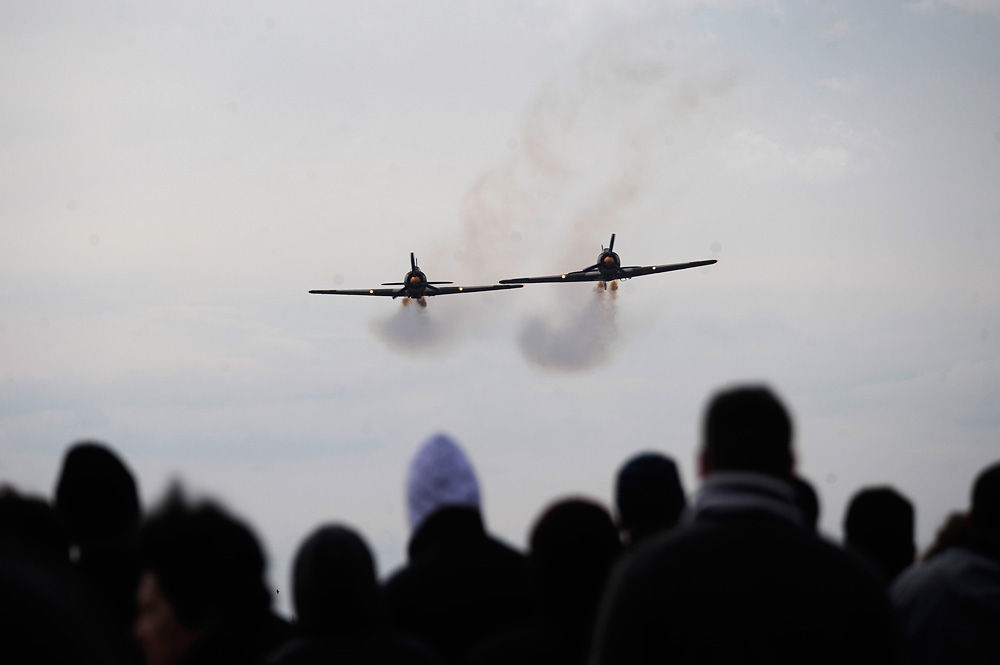 Două avioane prezintă un exerciţiu, în timpul unui miting aviatic prilejuit de Ziua Femeii, organizat la Clinceni. Foto: Bogdan STAMATIN / MEDIAFAX FOTO