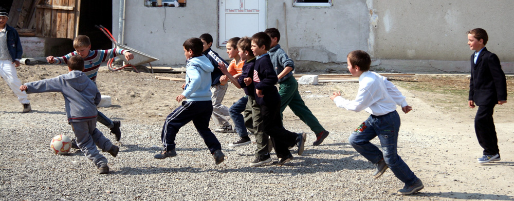 Joacă în curtea şcolii. Gura Solcii, 6 aprilie 2009. Foto: Marius ŞUIU