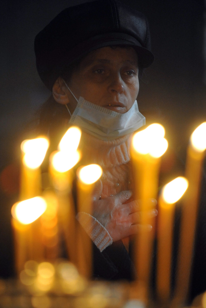 La slujba de rugăciune pentru oprirea răspândirii gripei porcine. Ucraina, 3 noiembrie 2009. Foto : Sergei SUPINSKY / AFP / MEDIAFAX