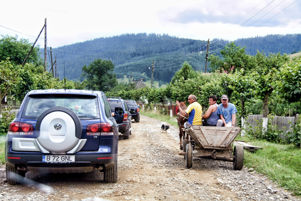 Pe un drum de țară. Foto: Marius ȘUIU