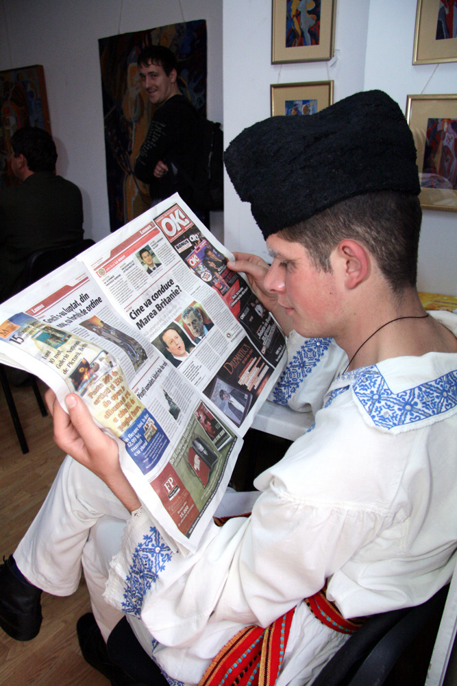 Tradiţie şi informare. Foto: Marius Şuiu
