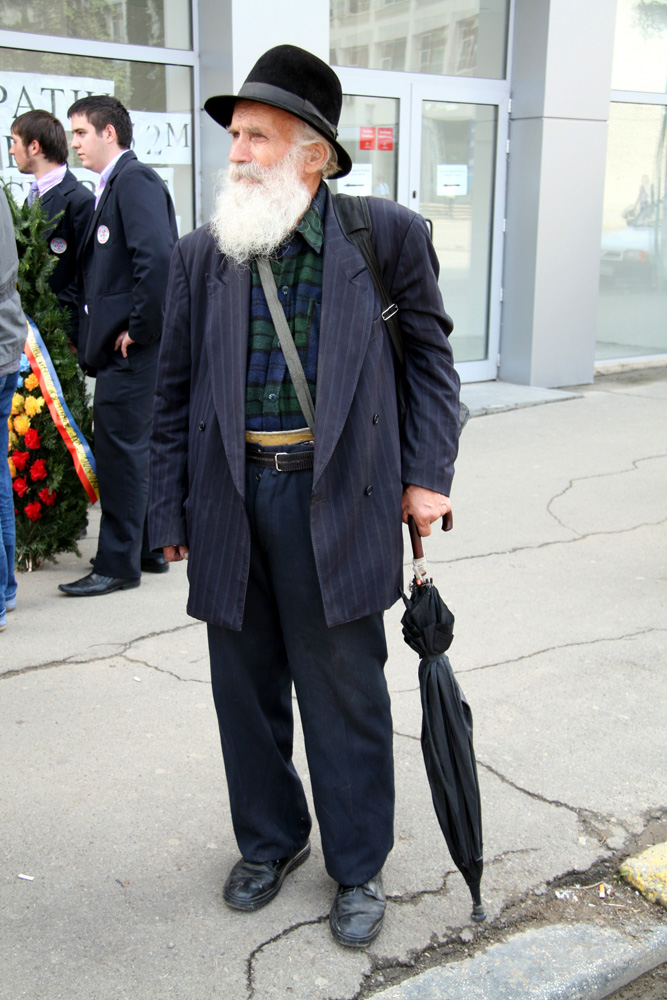 Răscolit de amintiri. Ziua eroilor, Suceava, 13 mai 2010. Foto: Marius ŞUIU