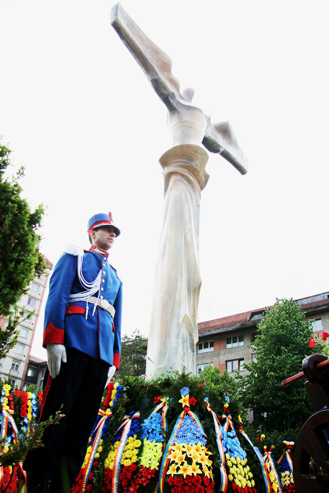 Depuneri de coroane de ziua eroilor, 13 mai 2010. Foto: Marius ŞUIU